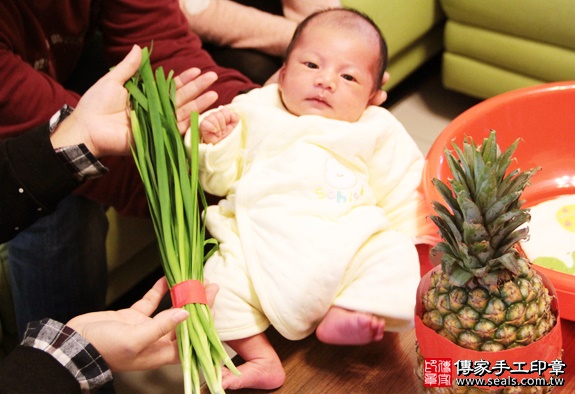 剃胎毛、滿月剃頭、嬰兒剃頭、嬰兒理髮、嬰兒剃髮、嬰兒剃胎毛、嬰兒滿月剃頭、寶寶剃頭、剃胎毛儀式、剃胎毛吉祥話、滿月剃頭儀式、滿月剃頭吉祥話、寶寶剃胎毛、寶寶滿月剃頭理髮、 新竹湖口剃胎毛、新竹湖口滿月剃頭、 新竹湖口嬰兒剃頭剃胎毛、新竹湖口嬰兒理髮、新竹湖口嬰兒剃髮、黃寶寶(新竹湖口到府嬰兒寶寶滿月剃頭理髮、免費到府嬰兒剃胎毛儀式吉祥話)。到府剃頭剃胎毛主持、專業拍照、DVD光碟、證書。★購買「臍帶章、肚臍章、胎毛筆刷印章」贈送：剃頭、收涎、抓周，三選一。2016.01.07 照片10